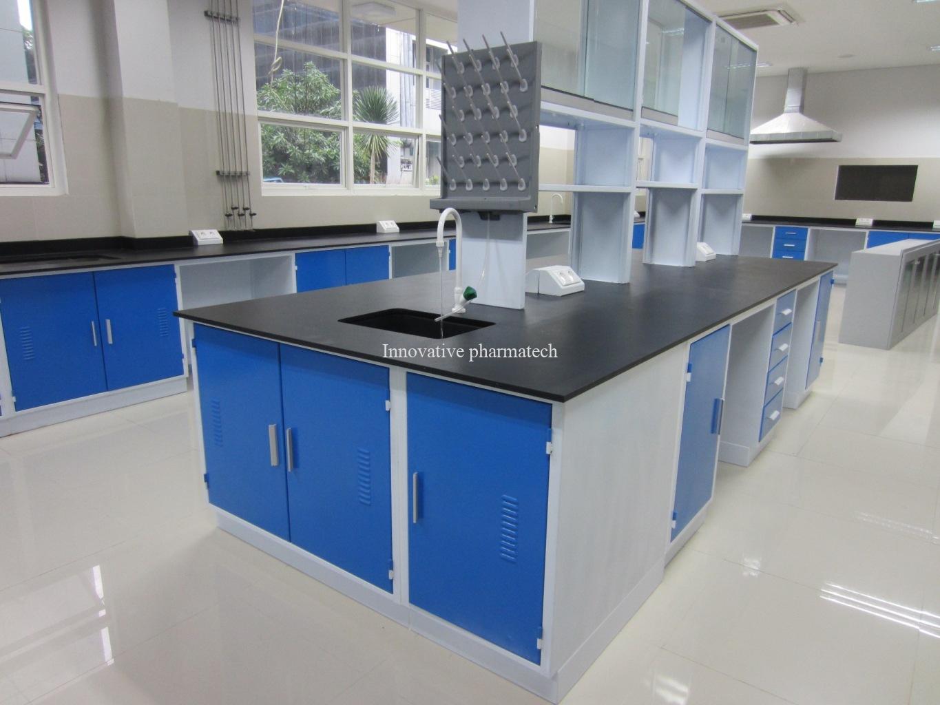 5 Essential Reasons Your Lab Should Have an Island Bench