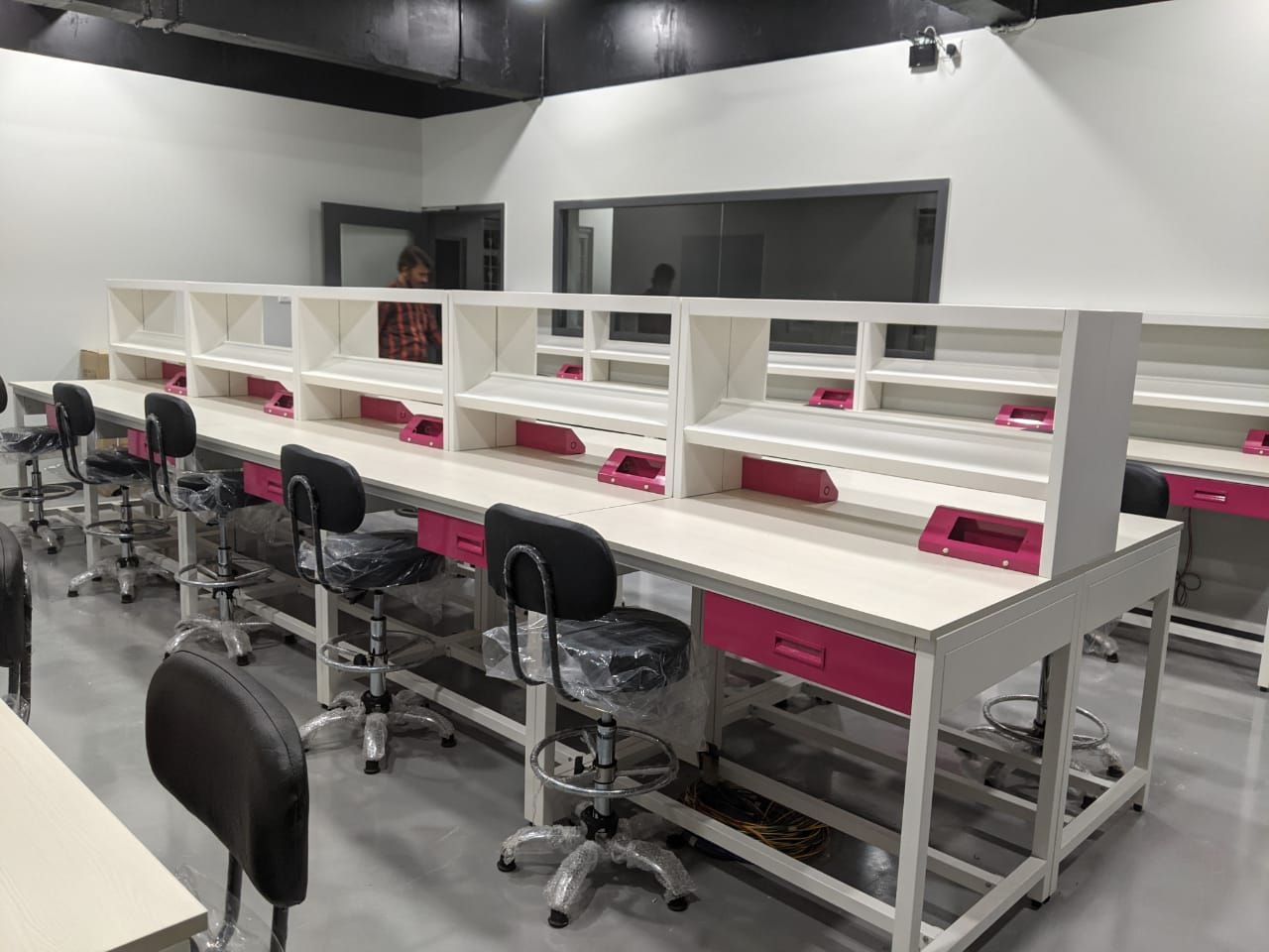 How to Choose a Reliable Lab Furniture and Clean Room Furniture Manufacturer for Pharmaceutical Laboratories